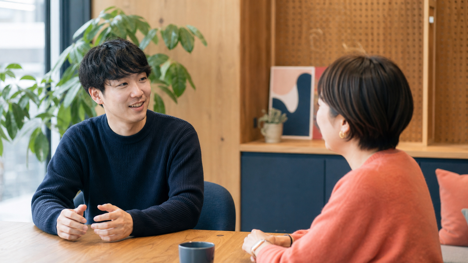 応募者と面接担当者がリラックスして話す様子