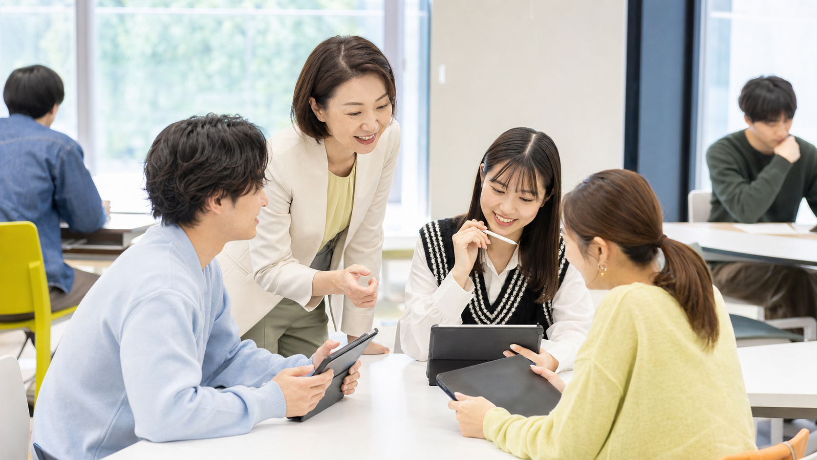 タブレットを使う学生を支援する先生