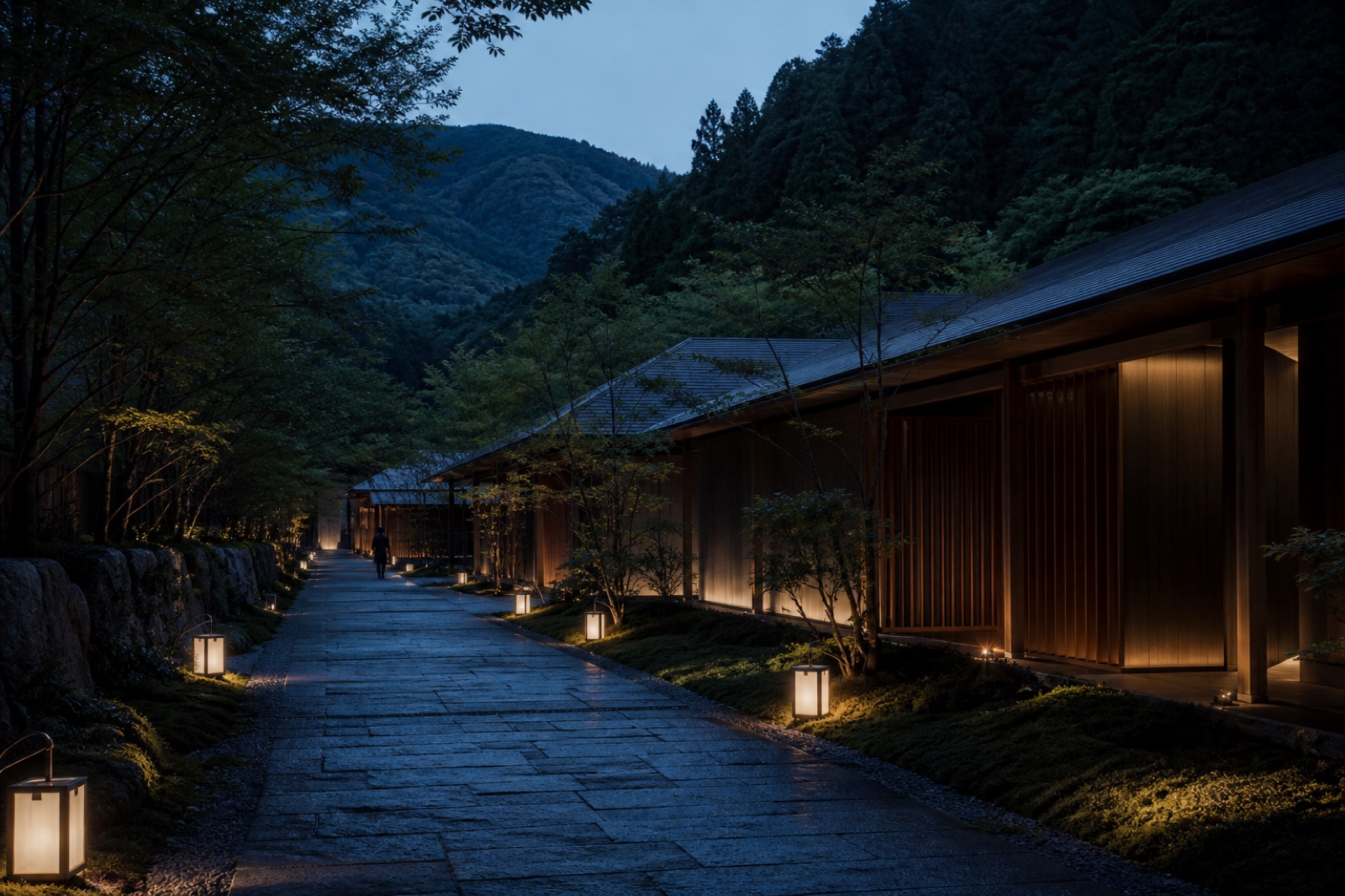 夕暮れの灯りが続く山際のホテルへの石畳